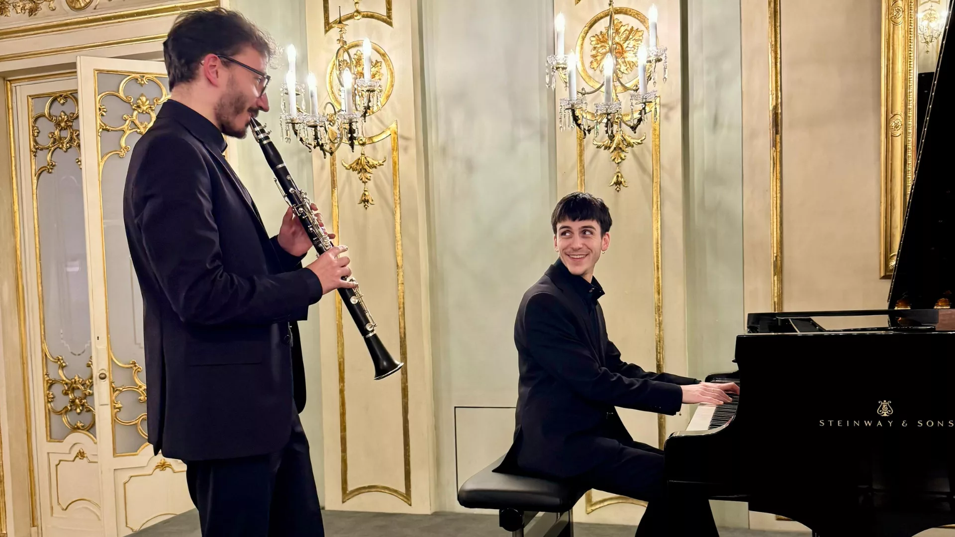 Nicola Santamaria suona il clarinetto guardandosi ocn il pianista Gaetano Rocco Paoletti
