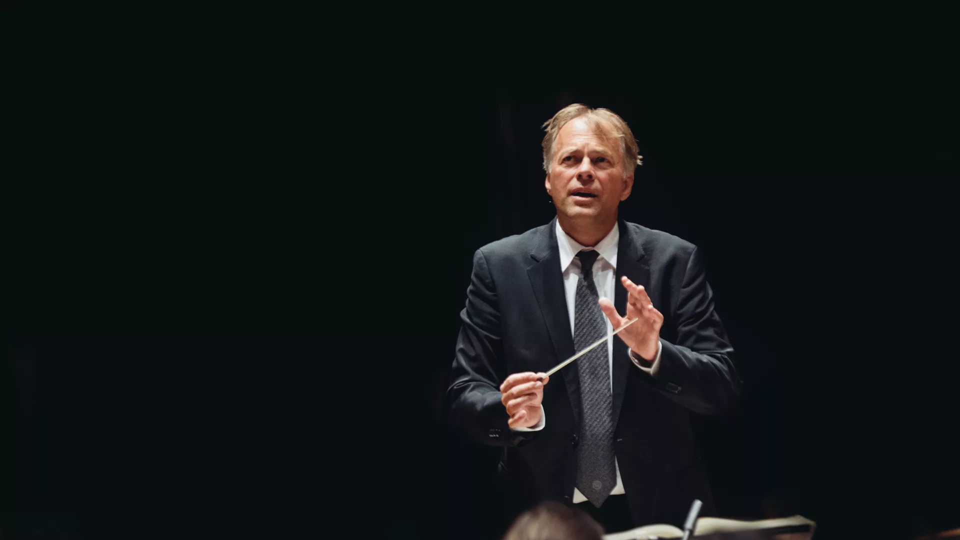 Thoman Hengelbrock nell'atto di dirigere l'orchestra