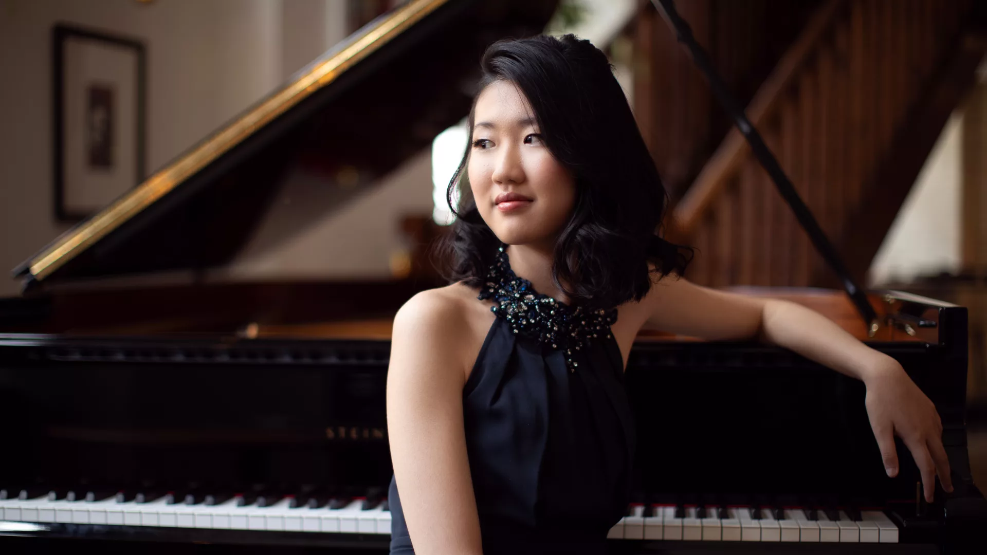 Sophia Liu, pianista seduta davanti al pianoforte