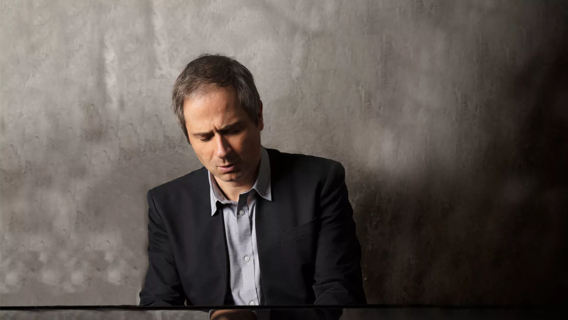 Piotr Anderszewski che suona il pianoforte