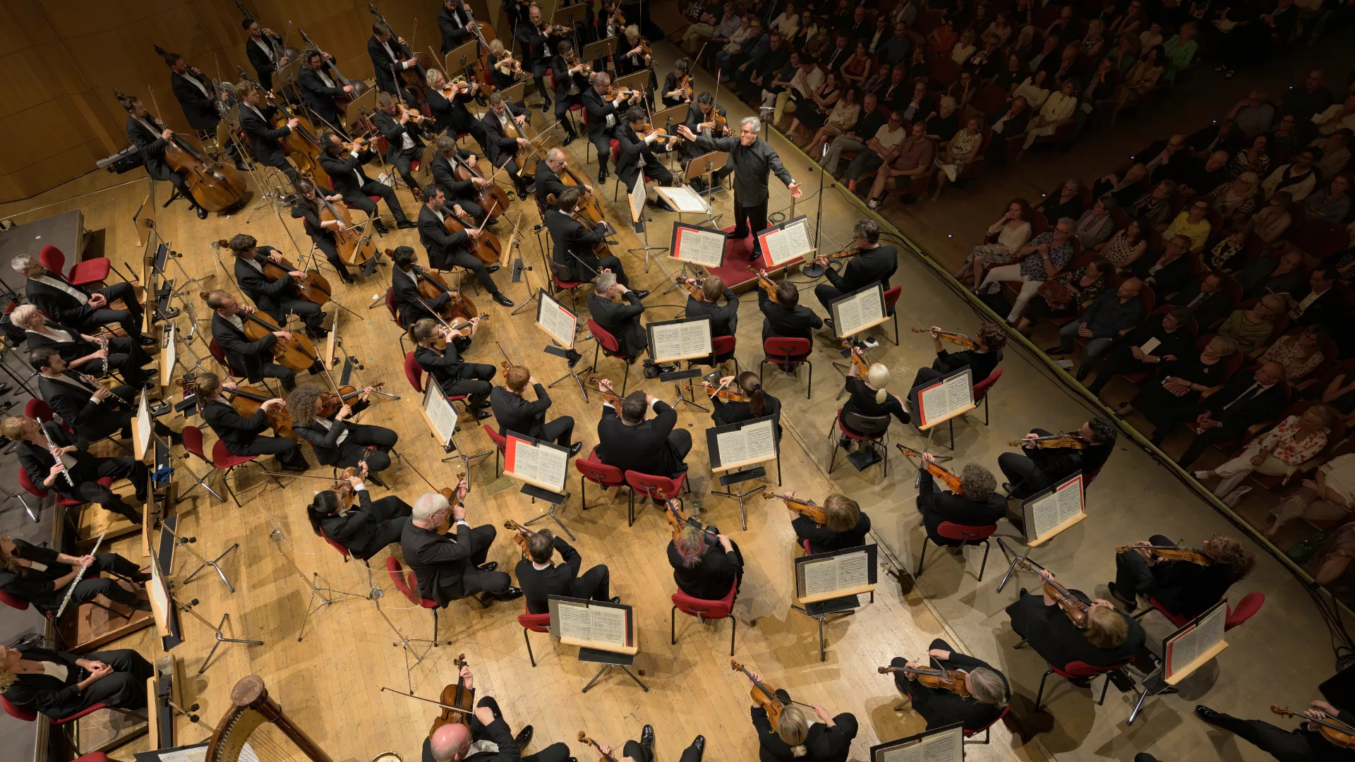 Una orchestra sul palcoscenico vista dall'alto