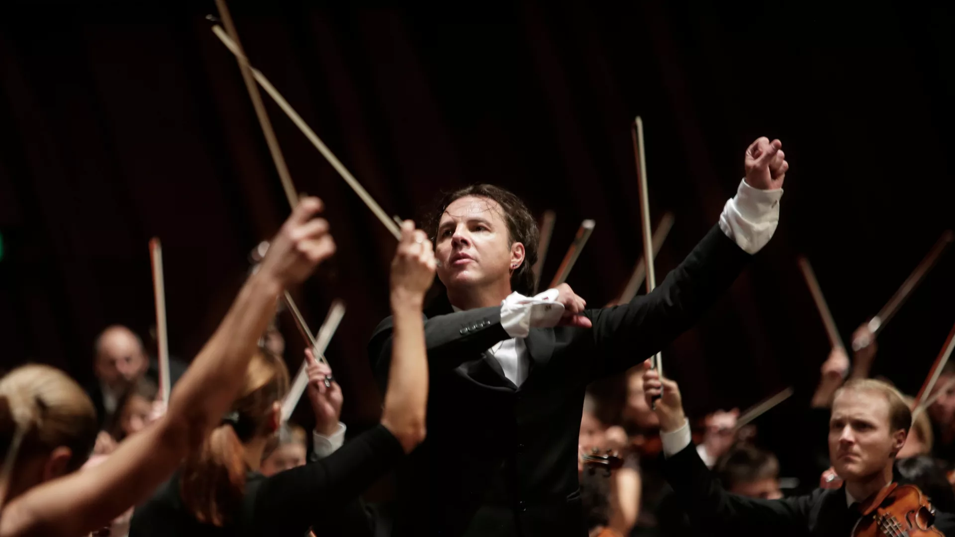 Teodor Currentzis nell'atto di dirigere l'orchestra