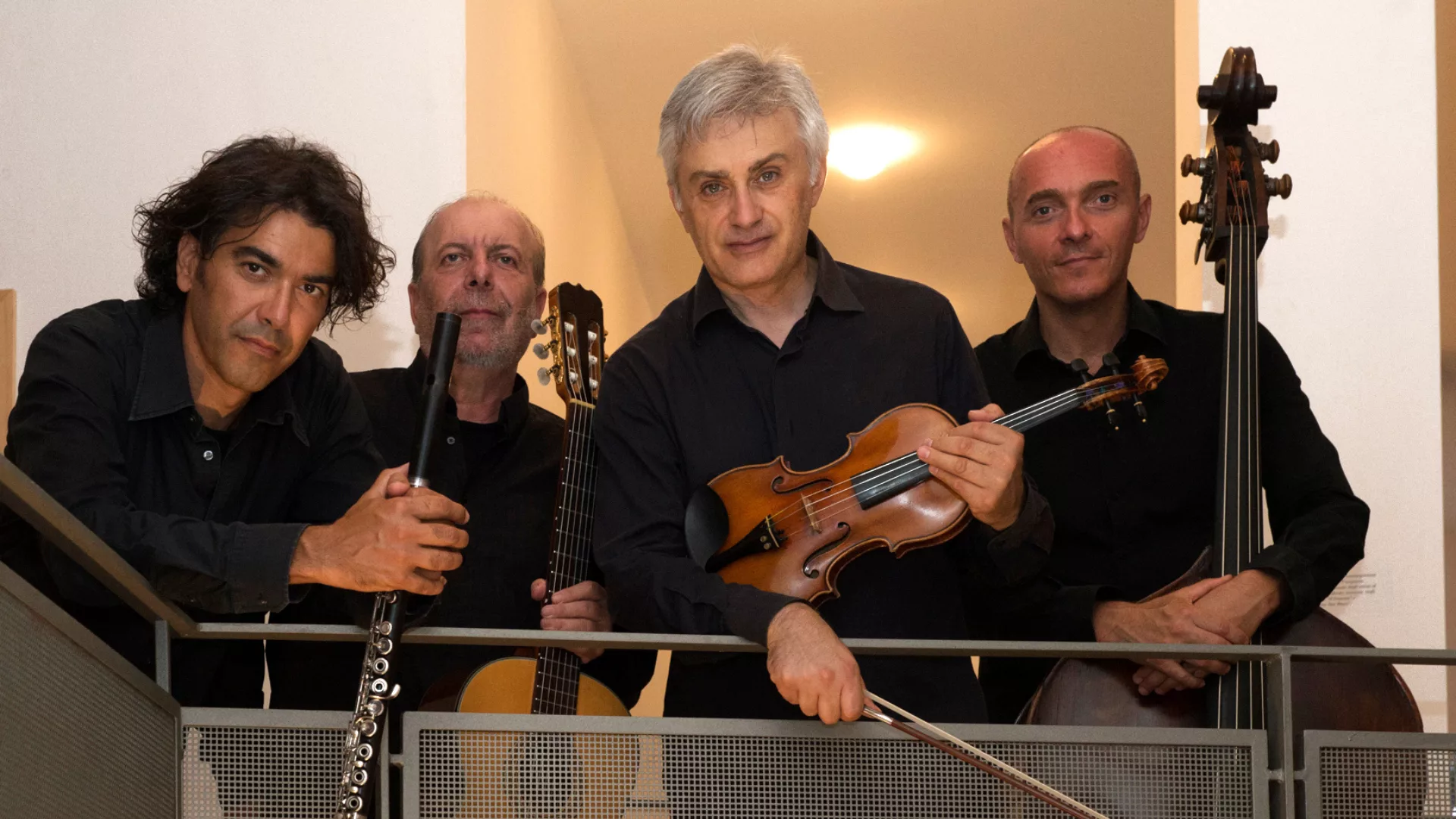 Il quartetto d'archi Quartetto K con i loro strumenti