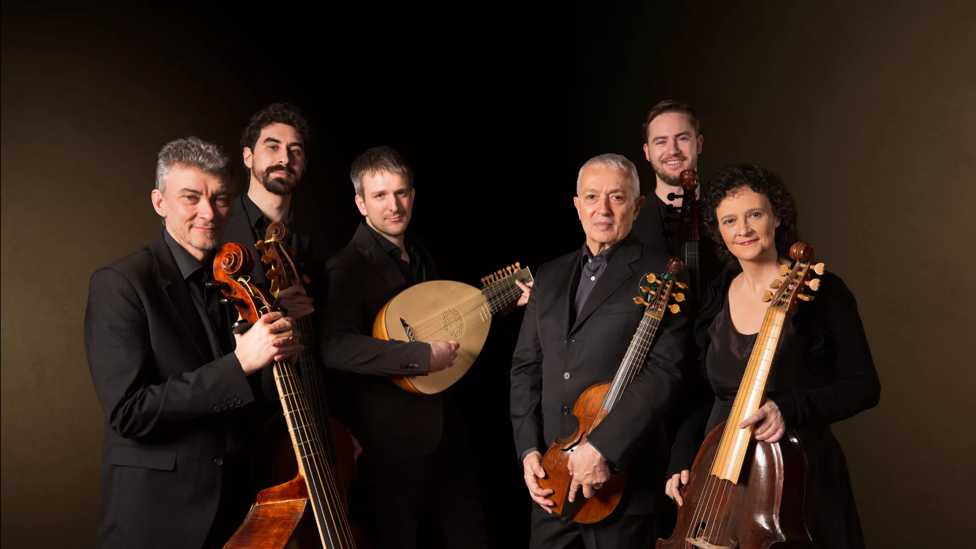 I componenti dell'ensemble Accademia Strumentale Italiana con i loro strumenti in mano