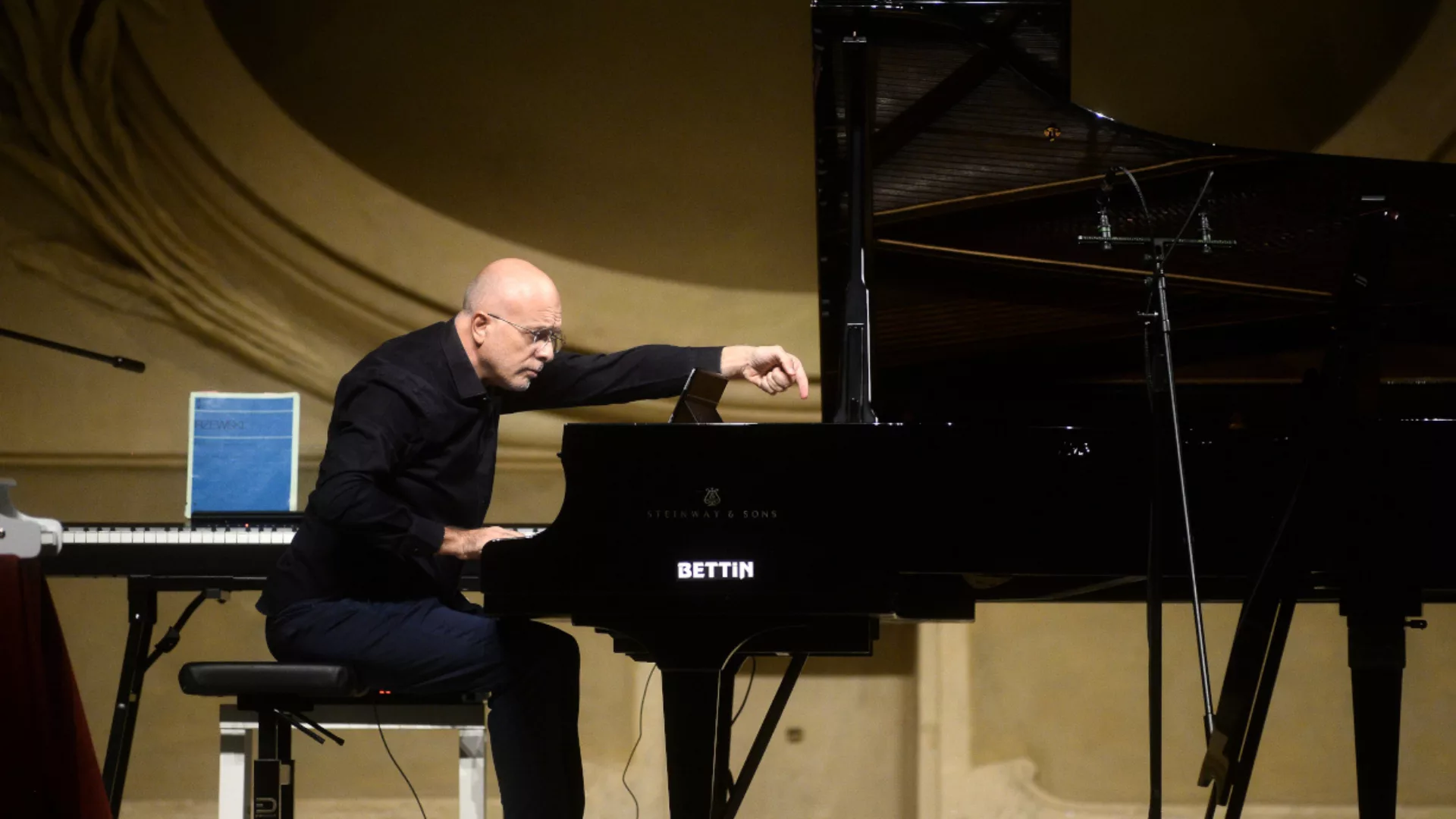 Il pianista Emanuele Arciuli suona il pianoforte