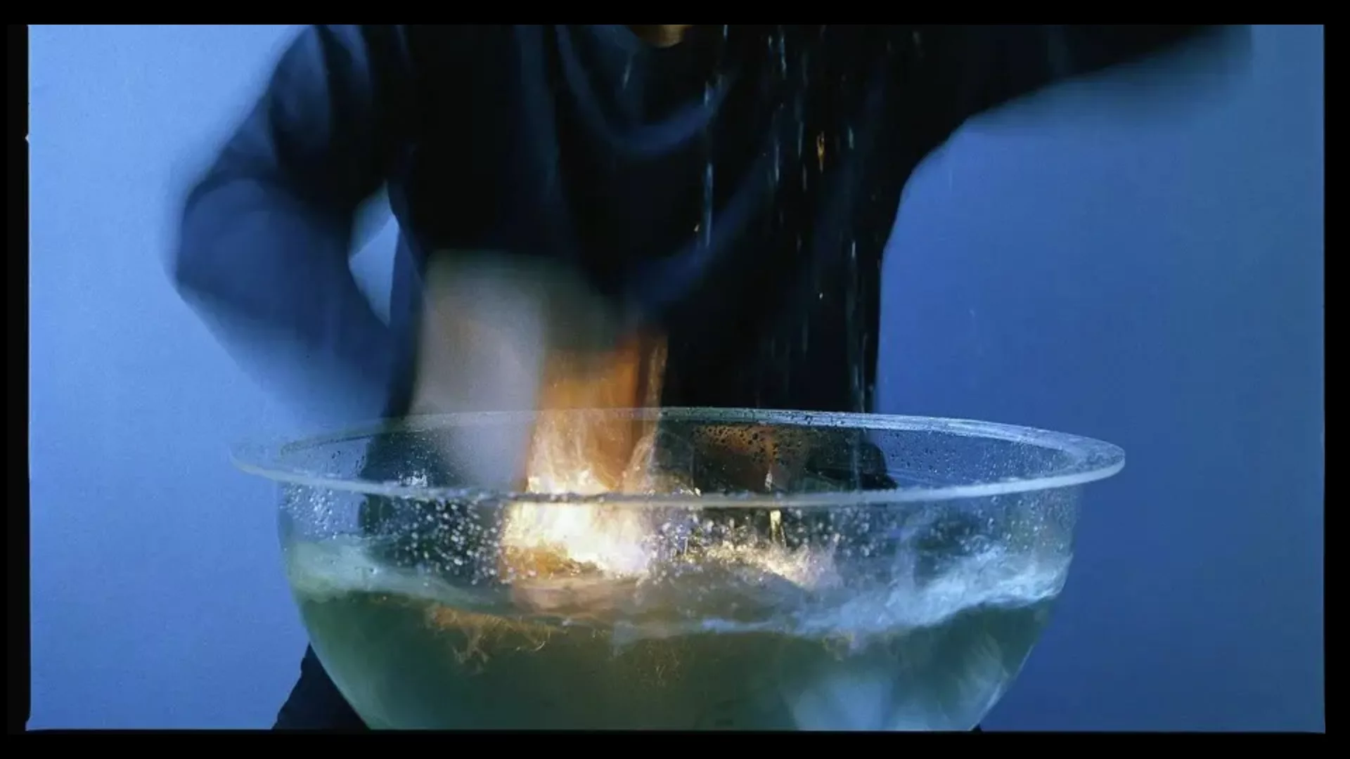 Foto di Tan Dun che esegue il suo brano Water Music sbattendo le mani in una ciotola piena di acqua