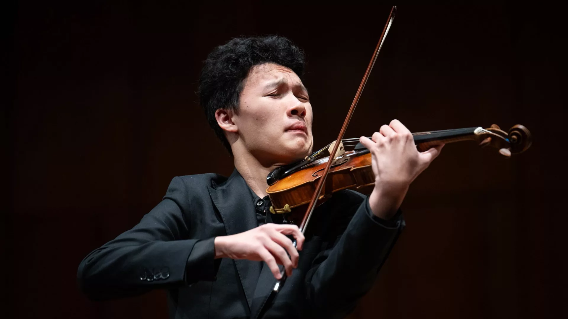 Il violinista Aozhe Zhang che suona il violino