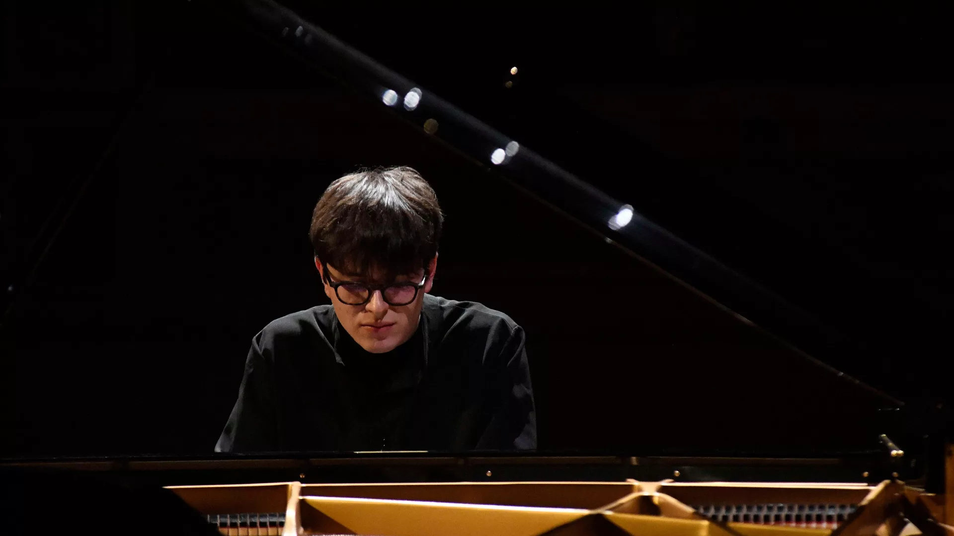 Il pianista Daniele Martinelli che suona il pianoforte